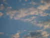 ein Flugzeug kommt aus den Wolken